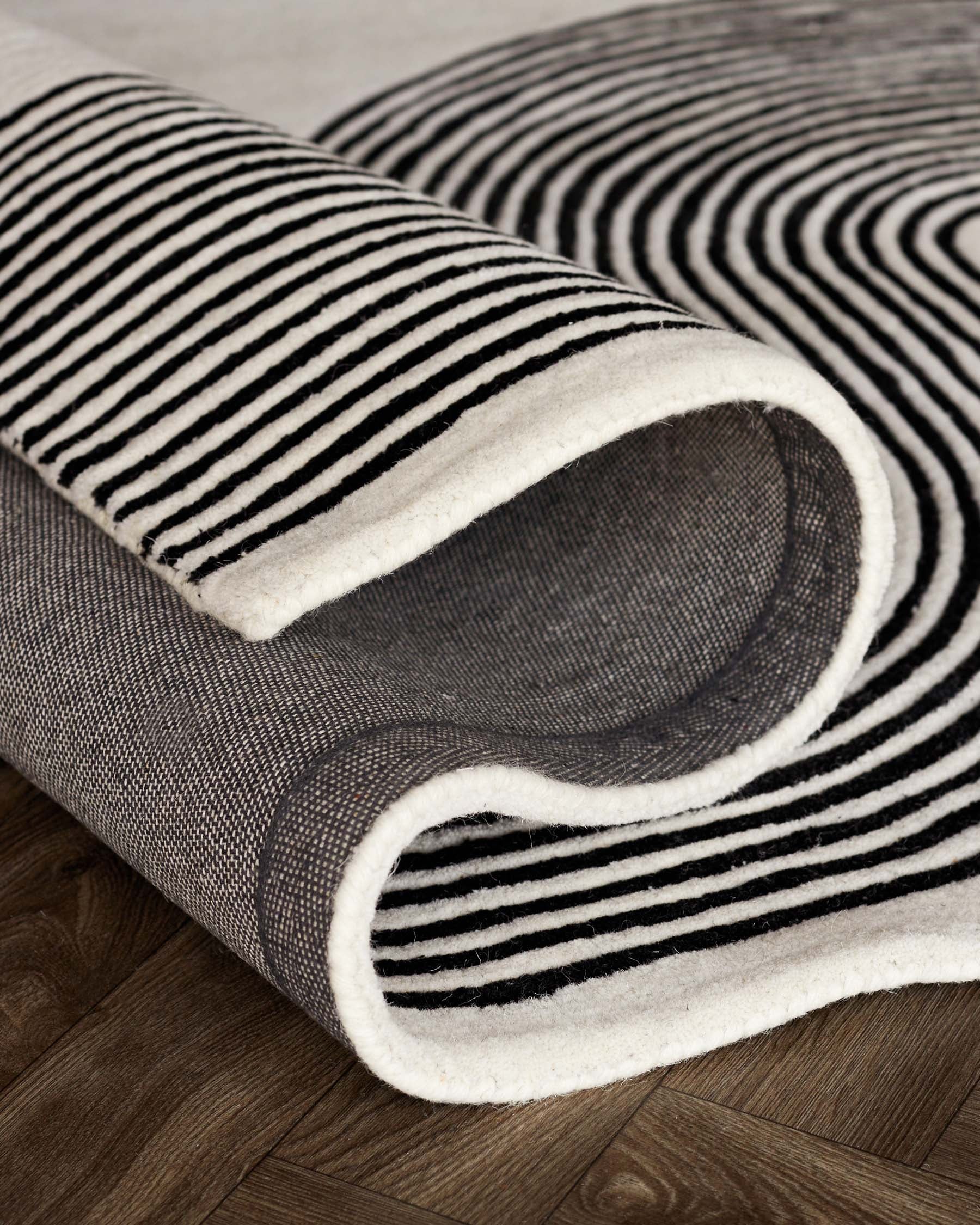 Abstract Lines black and cream wool small rug - Image 4