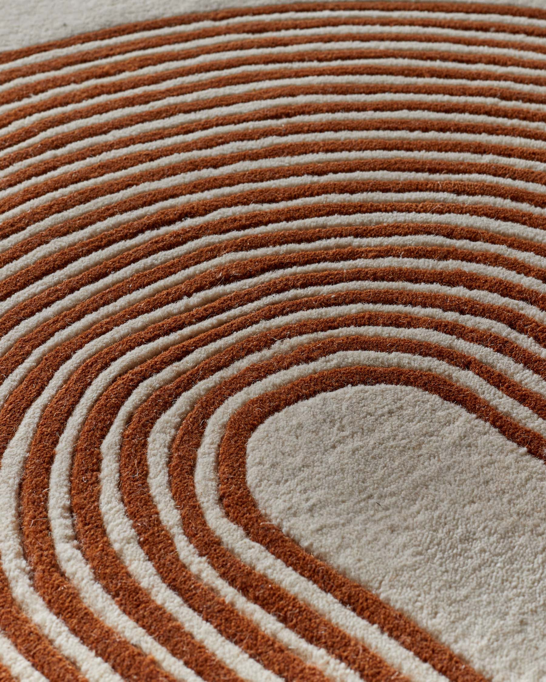 Abstract Lines rust and cream wool medium rug - Image 6