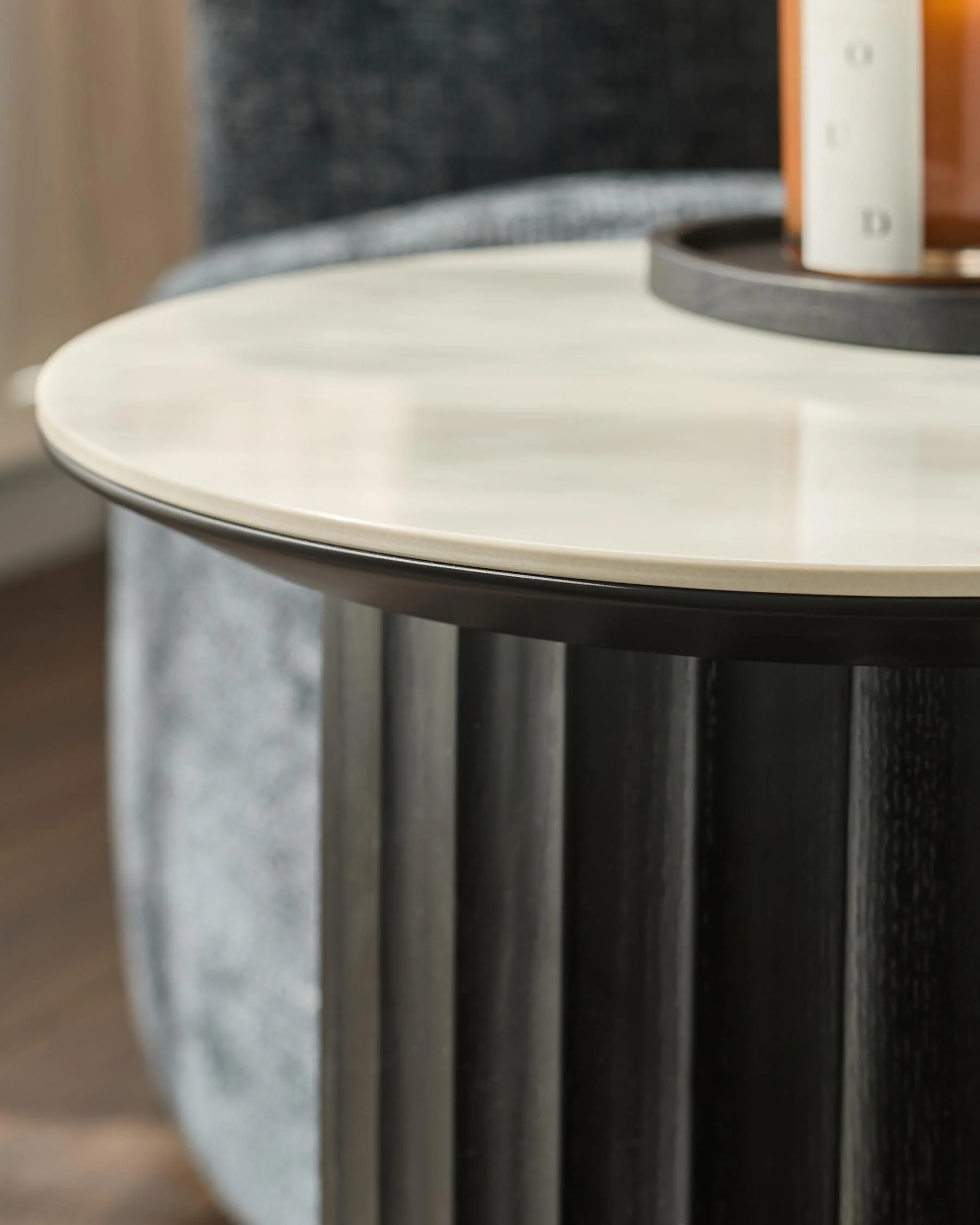 Hanne white ceramic side table - Image 2