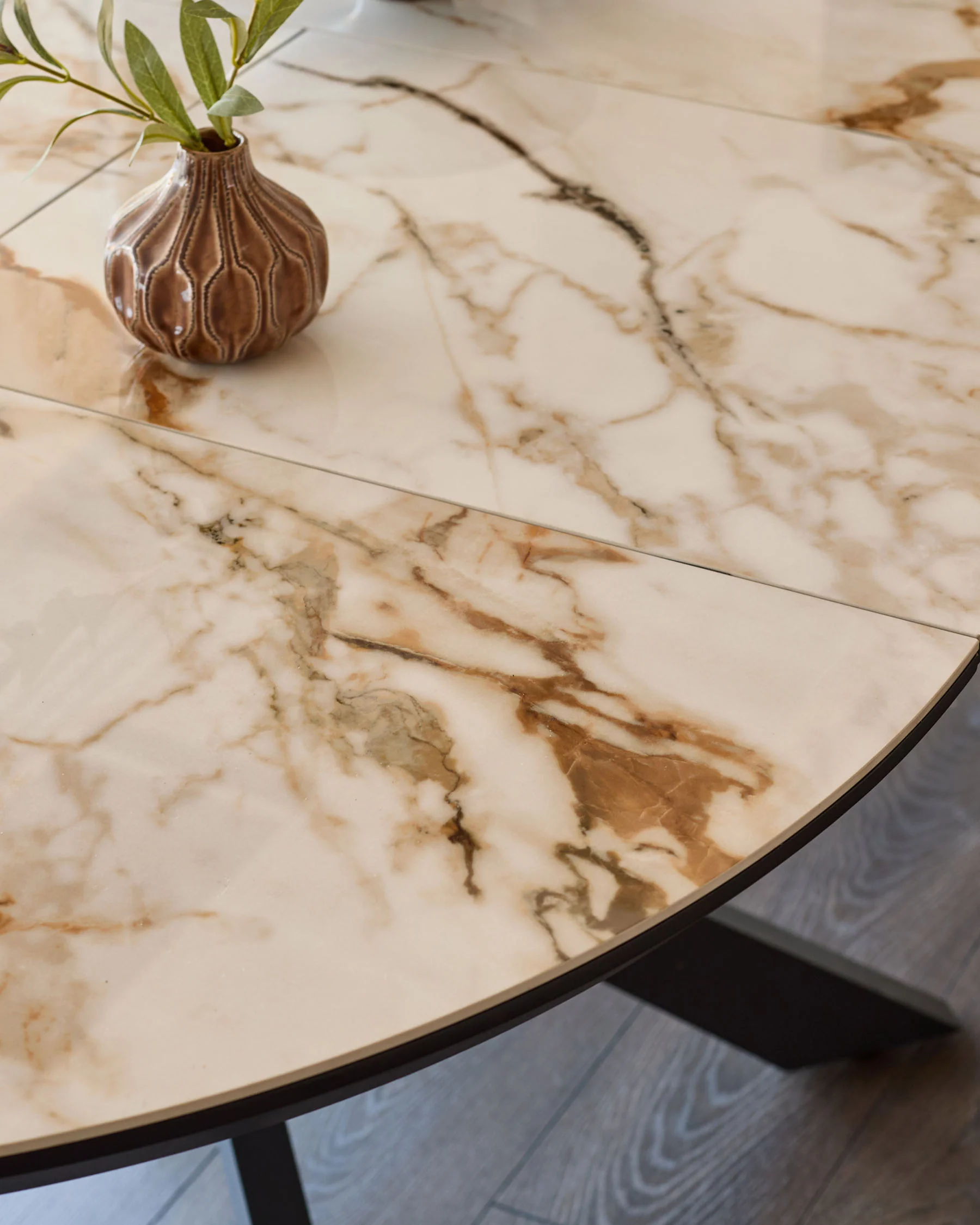 Hayden natural ceramic 4-6 extending round dining table - Image 5