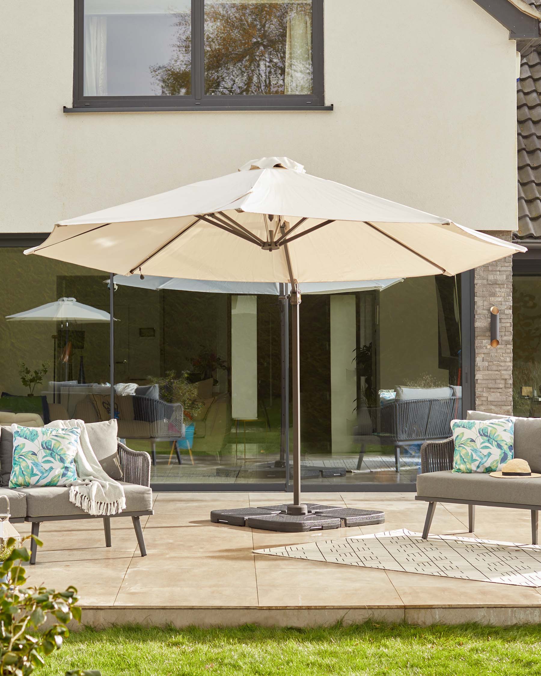Helena garden water fillable cantilever parasol base - Image 3
