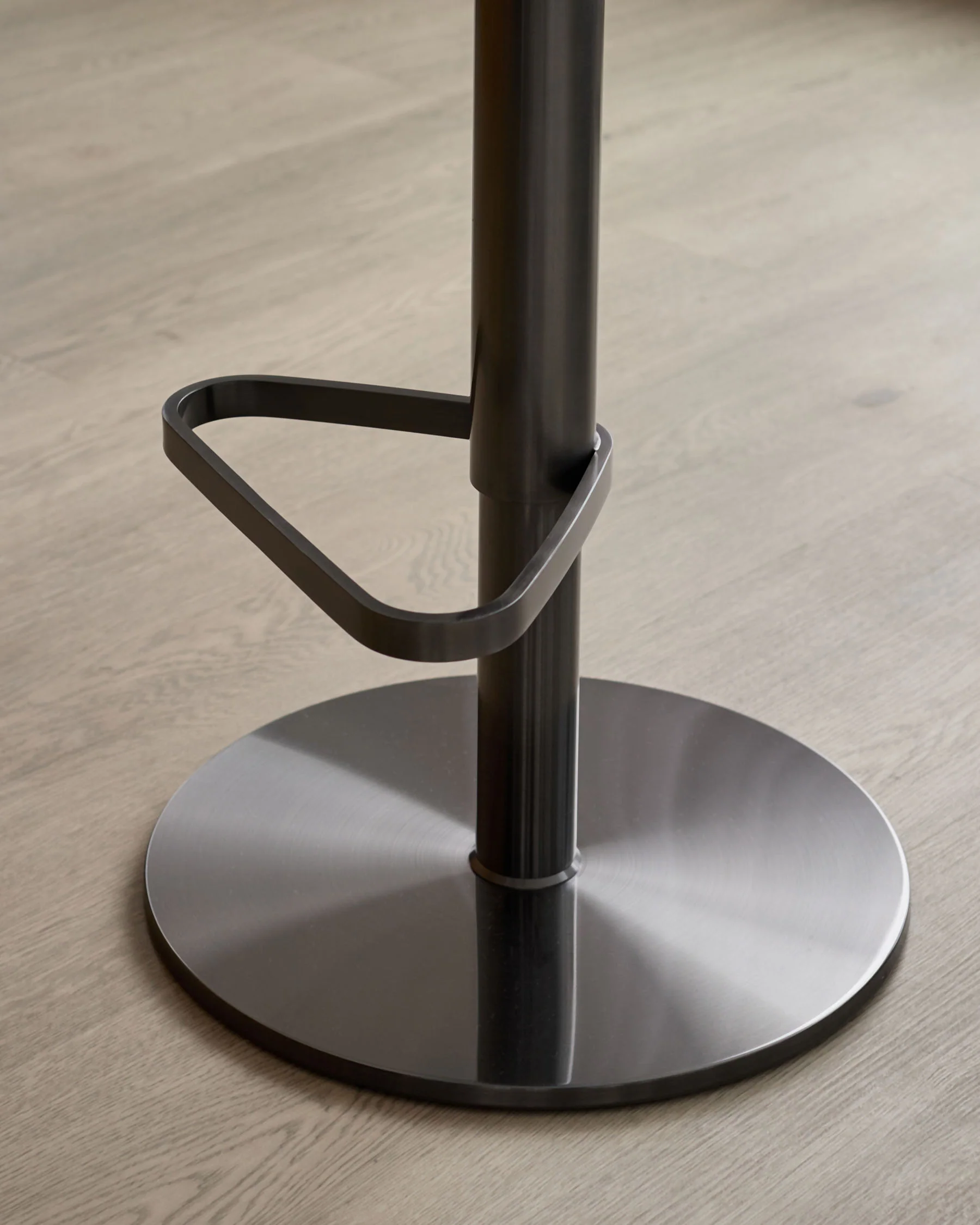 Kian grey fabric gas lift bar stool - Image 5