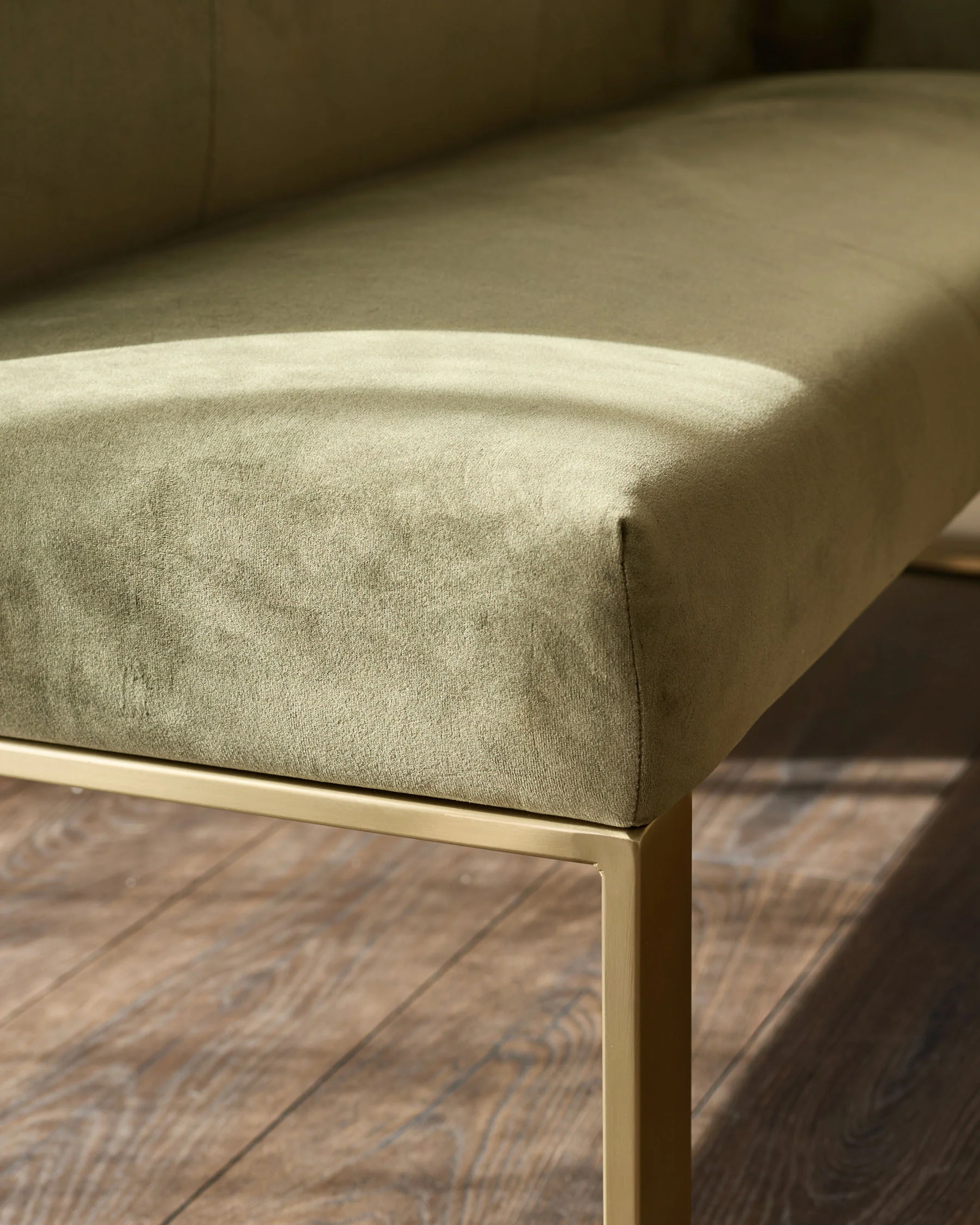 Loop olive green brushed brass left hand corner 5 seater dining bench - Image 5