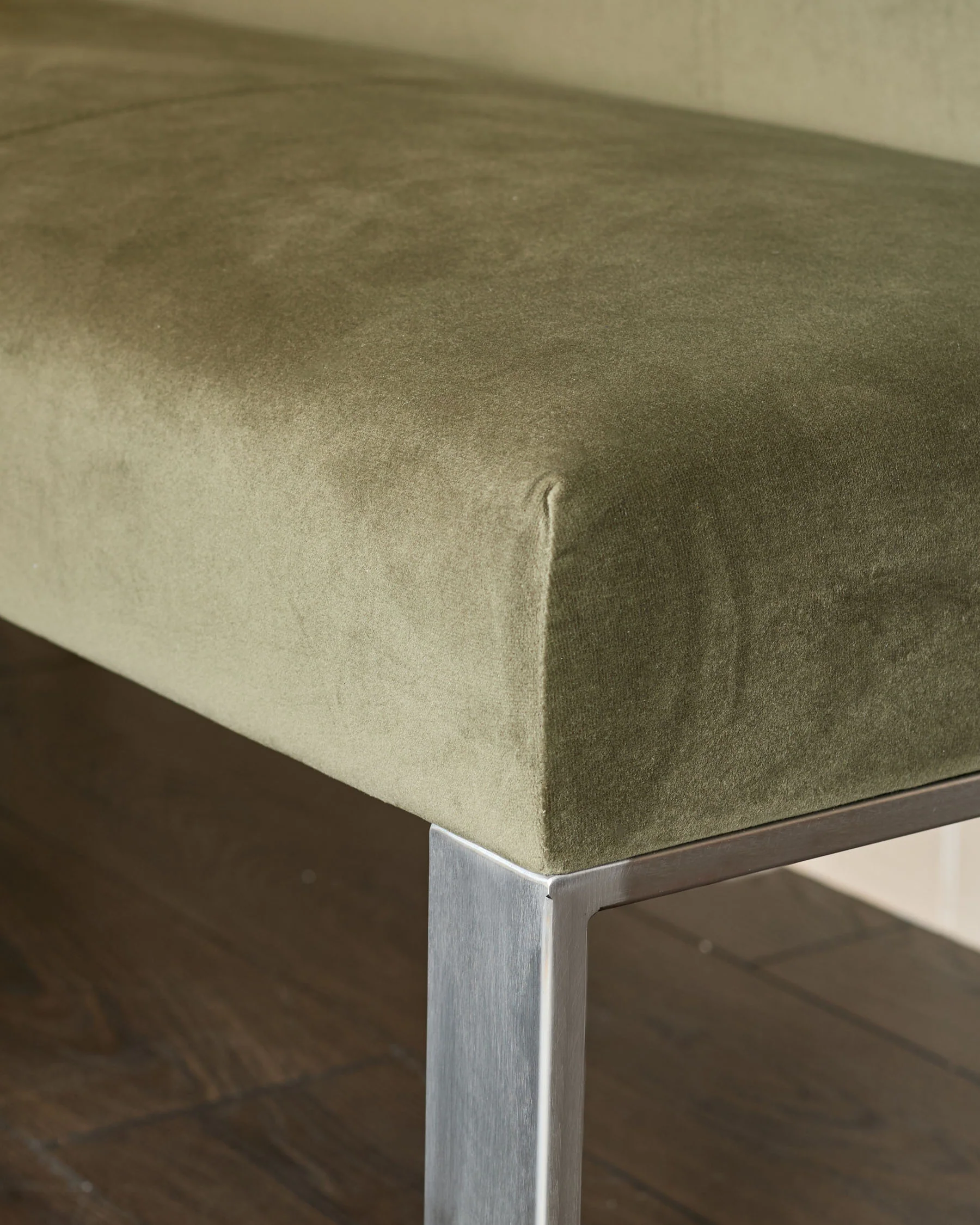 Loop olive green velvet stainless steel right hand corner 5 seater dining bench - Image 6