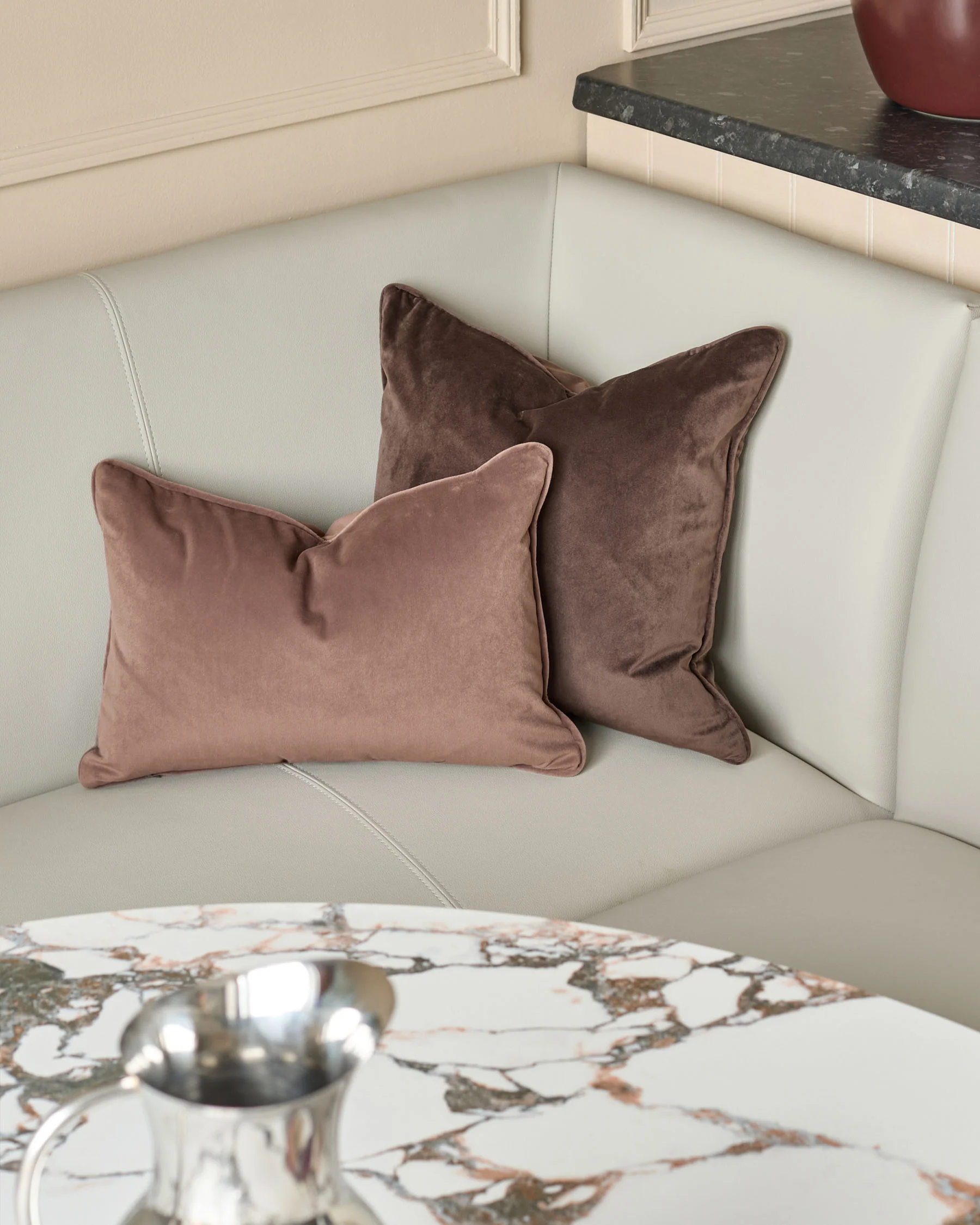 Loop light grey faux leather right hand corner 5 seater brushed brass leg dining bench - Image 5