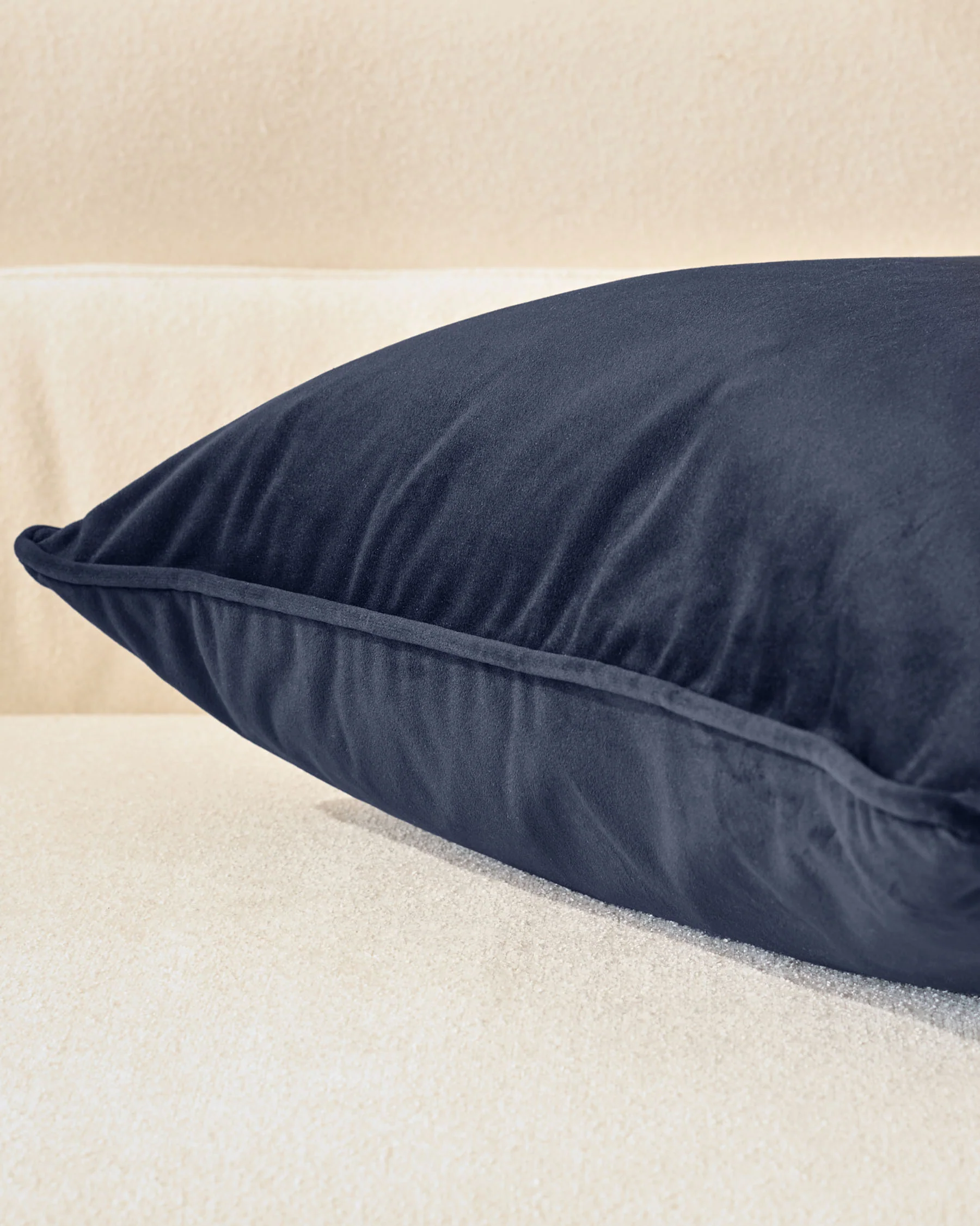 Luca navy rectangle cushion - Image 4