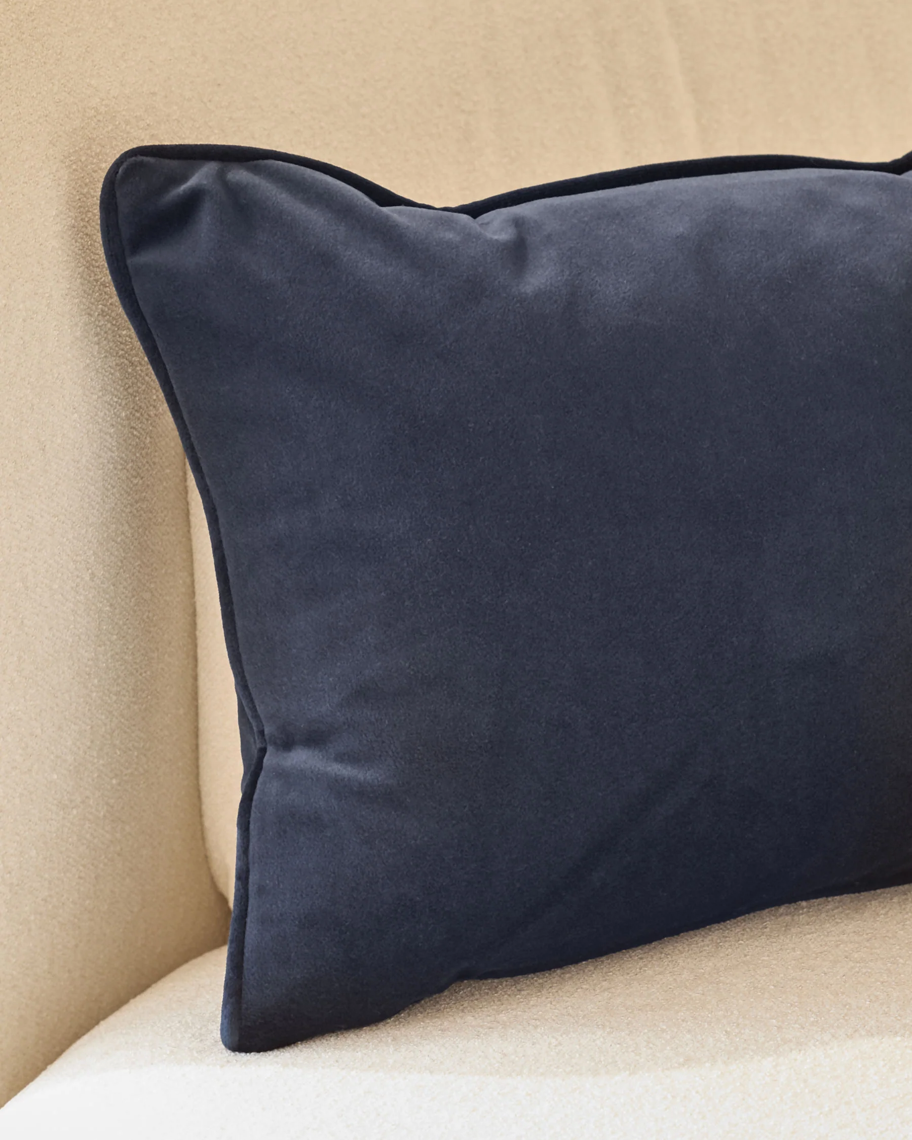Luca navy rectangle cushion - Image 5
