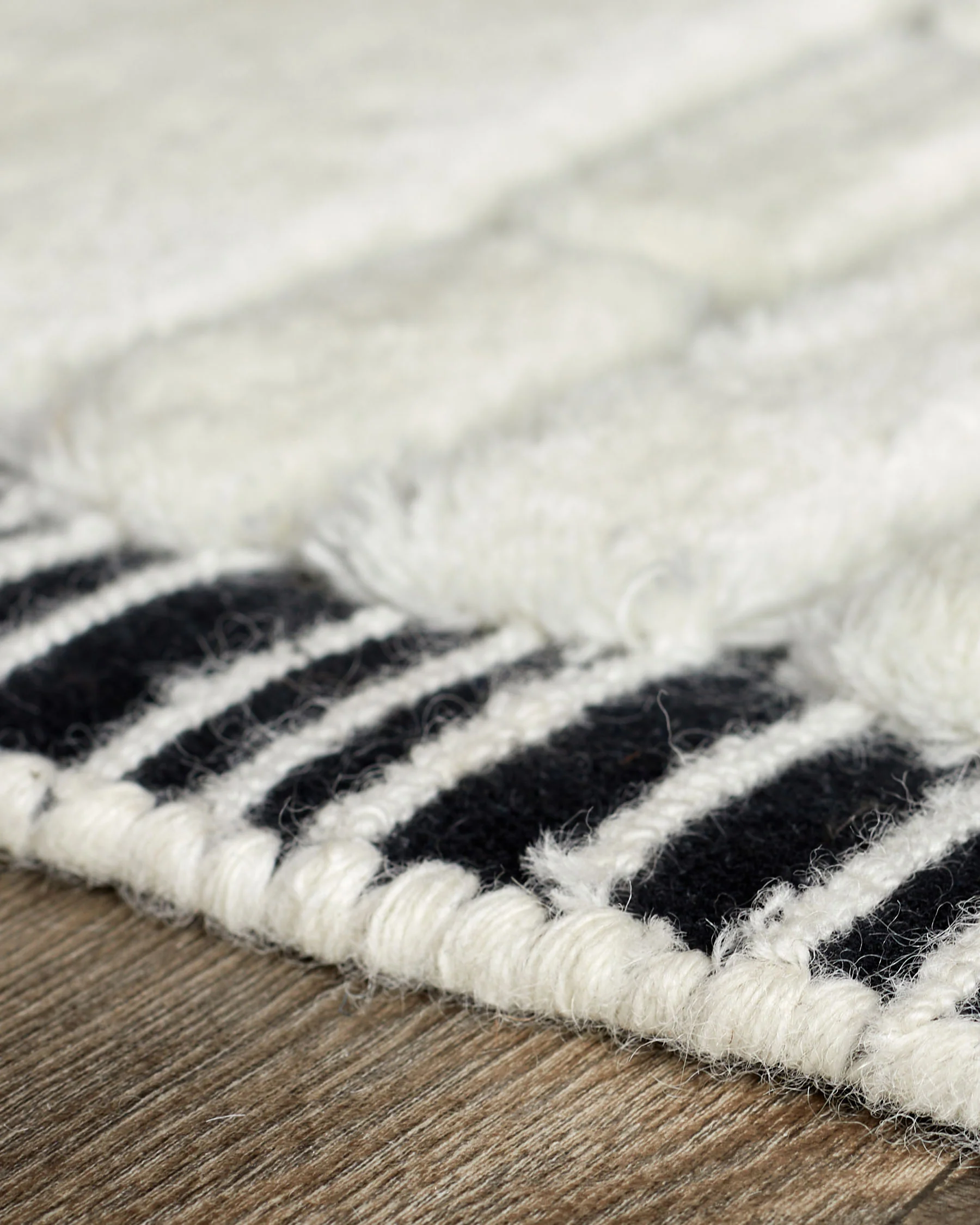 Mosaic cream and black sculpted wool large rug - Image 6