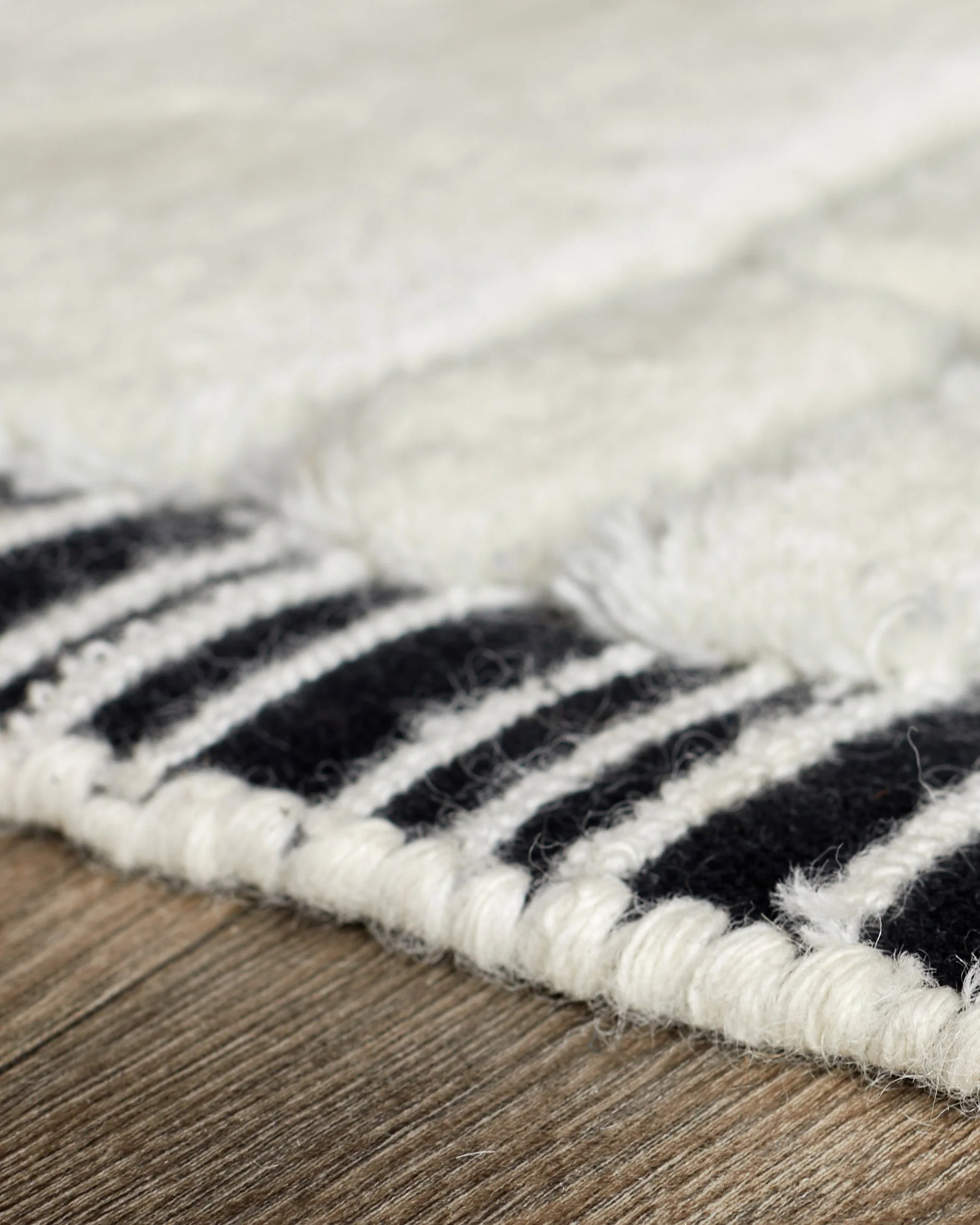 Mosaic cream and black sculpted wool small rug - Image 5