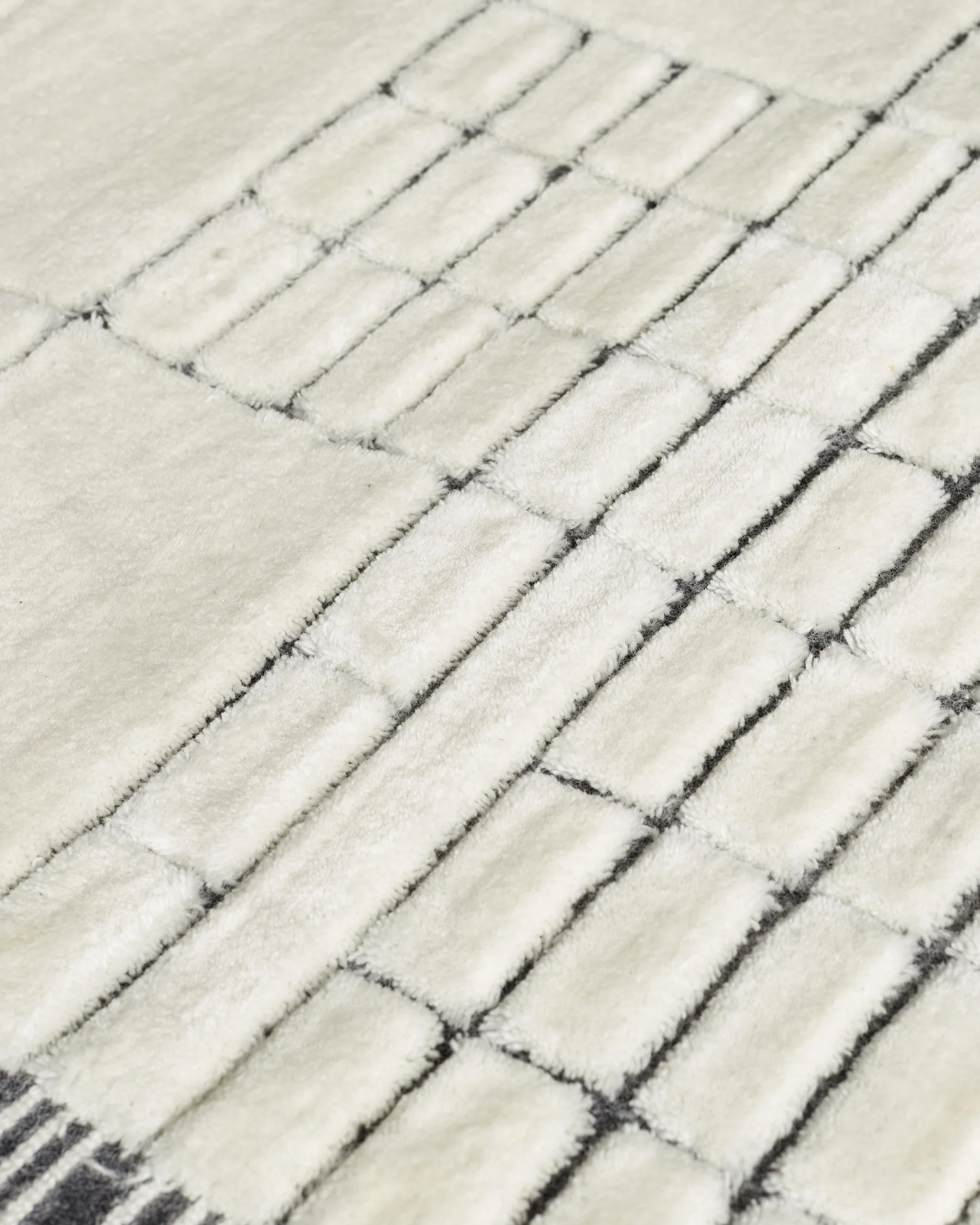 Mosaic cream and black sculpted wool small rug - Image 6