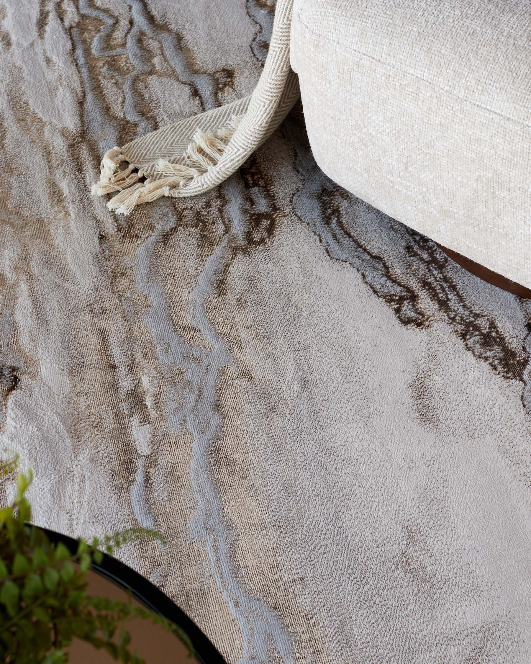 Perla gold textured medium rug - Image 3