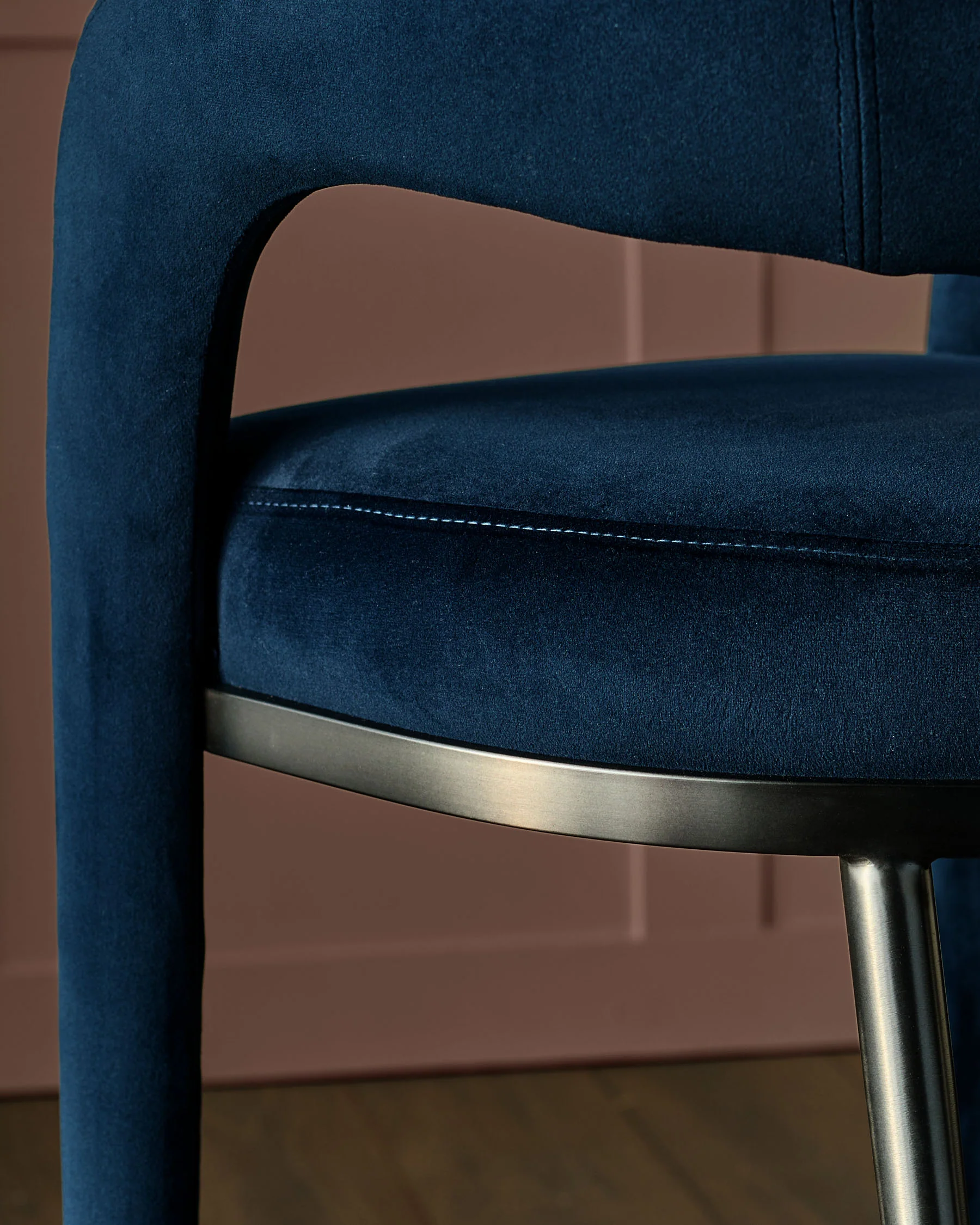 Rhett dark navy velvet bar stool - Image 4