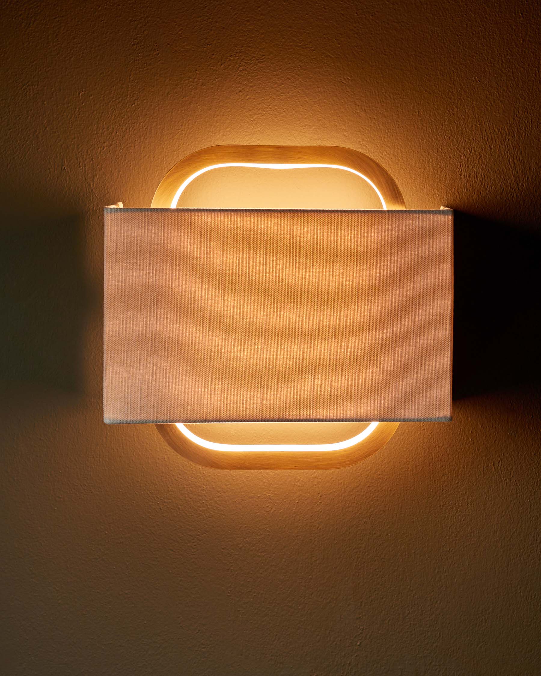 Sanza natural linen and brushed bronze wall light - Image 4