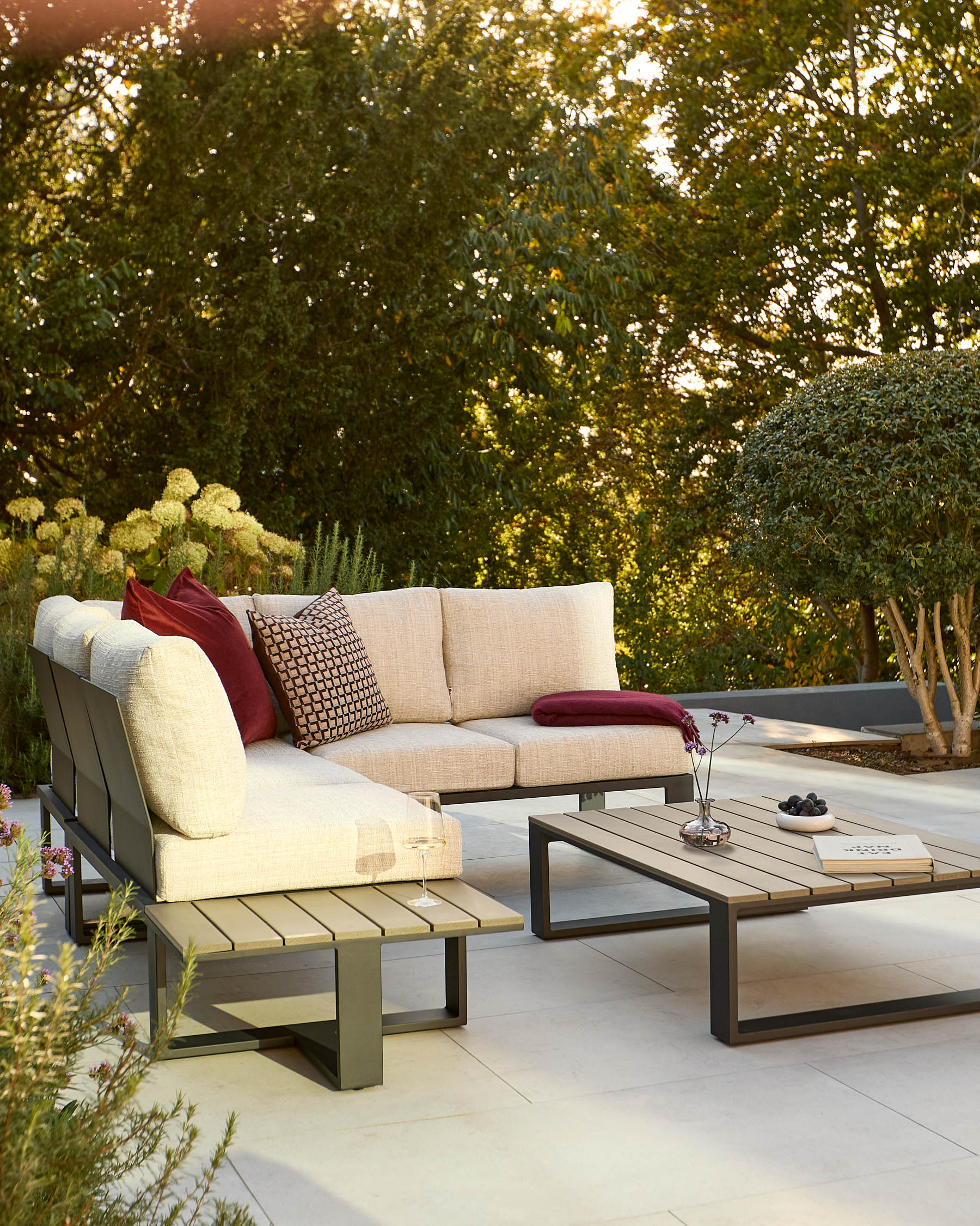 Savannah black garden coffee table with natural cushion - Image 9